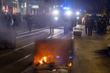 PIROTEHNIKOM NA POLICIJU KOJA MIRNO STOJI I TRPI NASILJE! Stravične scene blokaderskog zverskog napada na policiju ŠOKIRALE SRBIJU