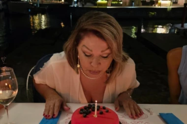 NEDA UKRADEN PUCA OD SREĆE, ROĐENDANSKO IZNENAĐENJE JE OBORILO SA NOGU! Da li možete da pogodite KOLIKO GODINA JE PEVAČICA NAPUNILA?