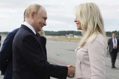 KO JE ŽENA KOJA JE ŠARMIRALA PUTINA? Trampova saradnica preuzela glavnu ulogu na Aljasci!
