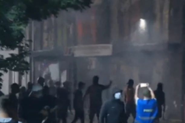 DIVLJANJU NEMA KRAJA! Pogledajte snimak paljenja SNS prostorija u Valjevu! VATRA GUTA SVE PRED SOBOM! (VIDEO, FOTO)