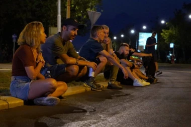 NOVINARKA POKUŠALA DA OBMANE JAVNOST JER SKORO NIKO NIJE DOŠAO NA SKUP BLOKADERA: Tvrdi da je na protestu "veeeliki" broj bajkera, a ono... (VIDEO)