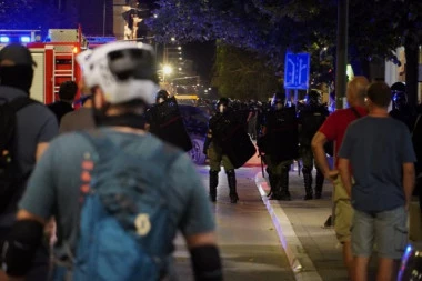 NEVEROVATNO ŠTA JE PRONAĐENO KOD STUDENATA BLOKADERA FTN! Koriste priručnike iz inostranstva za sprovođenje nasilnih protesta!