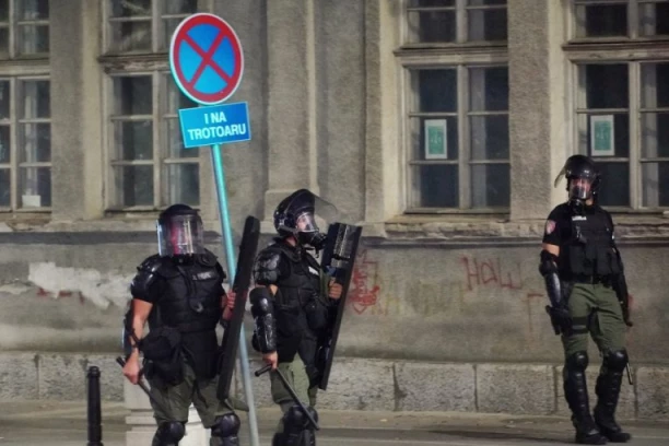 DEMONSTRANTI DEMOLIRALI KAFIĆ U VALJEVU! Uništavaju privatnu imovinu nedužnih građana (VIDEO)