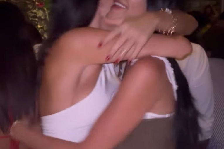 Jelisaveta i Marijana na Mikonosu