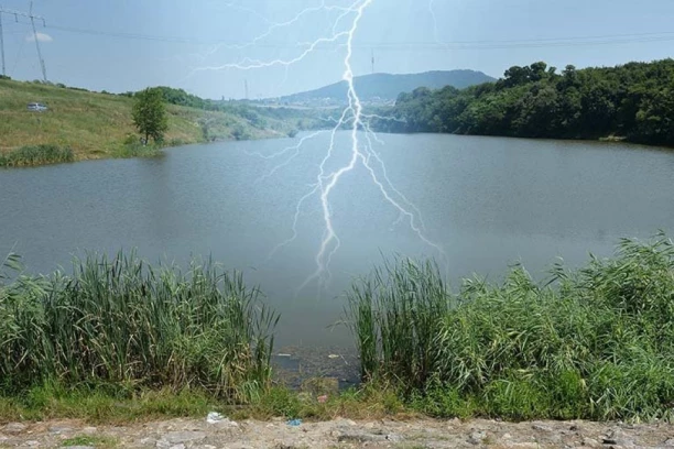 DA LI JE BEZBEDNO PLIVATI TOKOM GRMLJAVINE? Jedno pravilo može da vam sačuva život: Ovo obavezno uradite