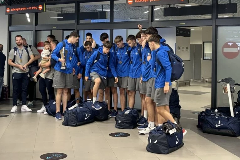 ONI SU BUDUĆNOST SRPSKE KOŠARKE! Zlatni "orlići" sleteli u Beograd, gromoglasni aplauzi odzvanjali aerodromom! (VIDEO)