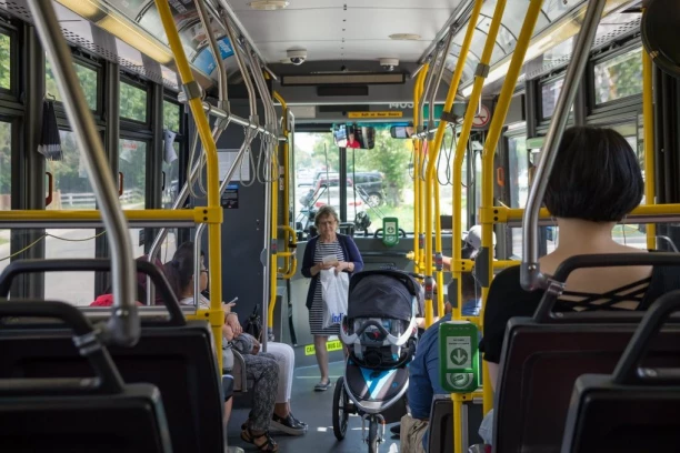 TUKAO I PLJUVAO PUTNIKE, A ONDA JE USLEDIO HAOS! Potpuni karambol u autobusu GSP u Beogradu - POLICAJCU POKUŠAO DA OTME I PIŠTOLJ!