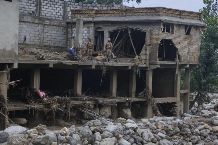 MINUTI ODLUČIVALI: Direktor škole izgovorio TRI reči koje su spasile 900 života! (VIDEO)