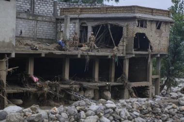 MINUTI ODLUČIVALI: Direktor škole izgovorio TRI reči koje su spasile 900 života! (VIDEO)