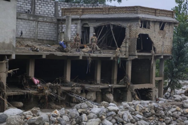 MINUTI ODLUČIVALI: Direktor škole izgovorio TRI reči koje su spasile 900 života! (VIDEO)