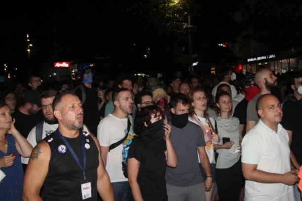 BLOKADERI UNIŠTAVALI IMOVINU I U ZEMUNU! Demolirane prostorije SNS, ubačena pirotehnika, MORALI DA INTERVENIŠU VATROGASCI