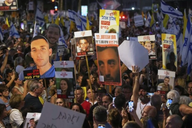 USTALO POLA MILIONA IZRAELACA! Haos na ulicama Tel Aviva, traže kraj krvoprolića, a reakcija Netanjahua SABLAZNILA JE SVE (VIDEO)