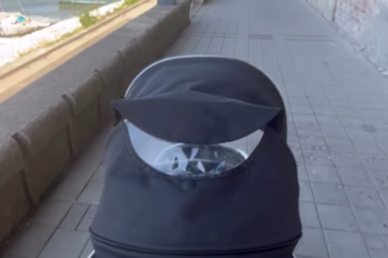 Munjez šeta sina Kostu