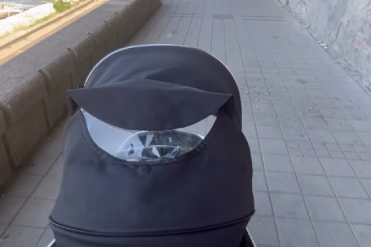 Munjez šeta sina Kostu