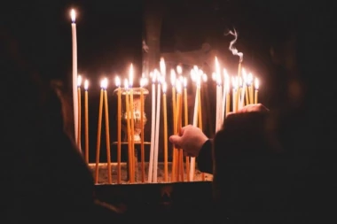 OVO JE NAJVAŽNIJE PRAVILO PRI PALJENJU SVEĆA: Otac Ljubo otkriva ono što malo vernika zna!