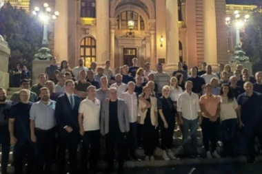"DOŠLI SMO DA DAMO PODRŠKU LJUDIMA KOJI ŽELE NORMALNU I PRISTOJNU SRBIJU!" Ministri i direktori javnih preduzeća se pridružili građanima ispred Narodne skupštine