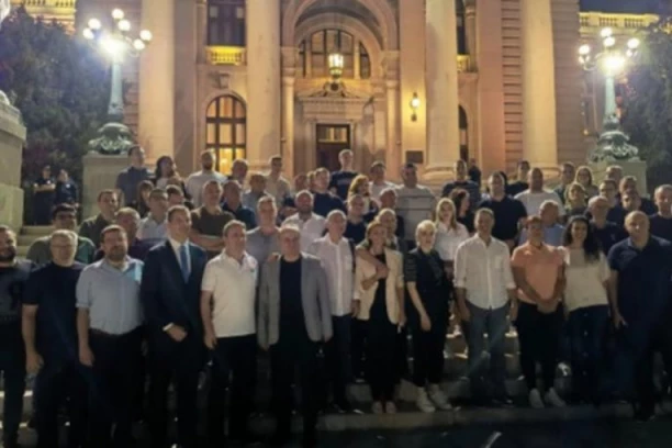 "DOŠLI SMO DA DAMO PODRŠKU LJUDIMA KOJI ŽELE NORMALNU I PRISTOJNU SRBIJU!" Ministri i direktori javnih preduzeća se pridružili građanima ispred Narodne skupštine