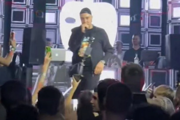 ODMAH PREKINUO NASTUP I NAPAO MOMKA U PUBLICI! Reper iz Crnog Ceraka DOŽIVEO POMRAČENJE, obezbeđenje hitno uletelo!