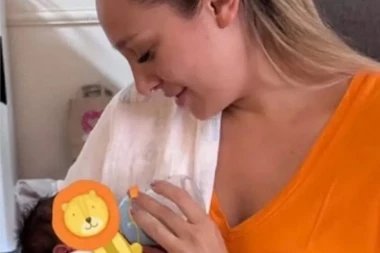 STIGAO MALI ĐOGANI, POKLONIMA SE NE NAZIRE KRAJ! Isplivala prva fotografija LUNE SA BEBOM!