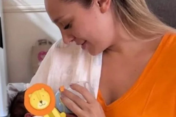 STIGAO MALI ĐOGANI, POKLONIMA SE NE NAZIRE KRAJ! Isplivala prva fotografija LUNE SA BEBOM!