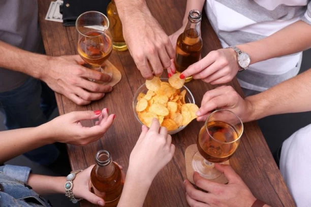 ZBOG ŽALBI STANARA IZ KOMŠILUKA ZABRANJENA PRODAJA PIVA I ČIPSA NA KIOSCIMA! Vlasnici lokala očajni: "MERE NEMAJU NIKAKVOG SMISLA"