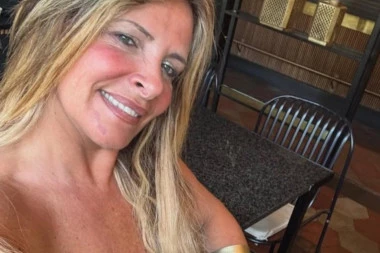 UDOVICA SINIŠE MIHAJLOVIĆA BACILA SVE U TRANS! Skinula se u kupaći, GRUDI U PRVOM PLANU – muškarci zanemeli! (FOTO)