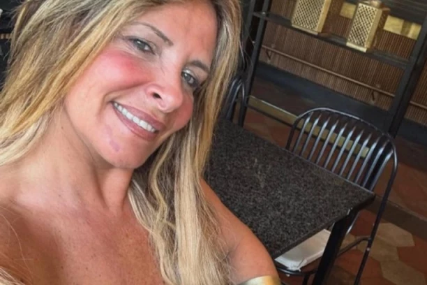 UDOVICA SINIŠE MIHAJLOVIĆA BACILA SVE U TRANS! Skinula se u kupaći, GRUDI U PRVOM PLANU – muškarci zanemeli! (FOTO)