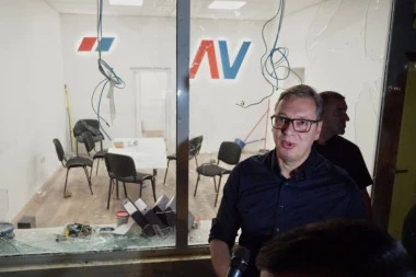 "PRUŽAĆEMO OTPOR NA SVAKOM MESTU!" Vučić obišao Palilulu, gde su demolirane prostorije SNS: "OSLOBODIĆEMO GRAĐANE OD TERORA I ZLA"
