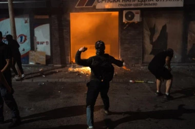 UHAPŠENI HULIGANI KOJI SU DEMOLIRALI POSTORIJE SNS U CVIJIĆEVOJ! Kamenicama razbili staklo!