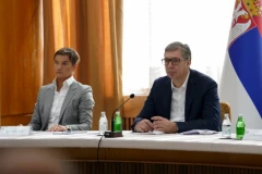 PORODICA ALEKSANDRA VUČIĆA SVOJIM LEĐIMA BRANI OSTALE PORODICE U SRBIJI! Brnabić jasna: I drugi mogu tome da budu izloženi!