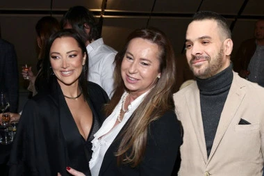 PRVA FOTOGRAFIJA PRIJINE SVEKRVE S MALOM ARIJOM: Filipova majka posetila Aleksandru u porodilištu, pa sve pustila u javnost!