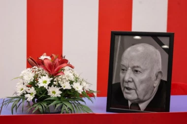 SAHRANA DEN TANE: Utučena supruga prima saučešće, evo ko je sve stigao na Novo groblje!