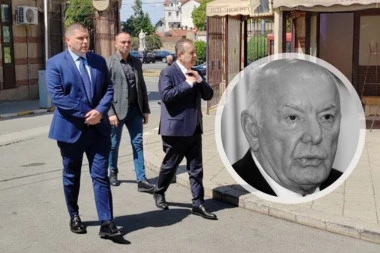 IVICA DAČIĆ STIGAO NA SAHRANU DEN TANE: Čim je ušao na groblje, prišao je OVOJ FUDBALSKOJ LEGENDI! (FOTO, VIDEO)