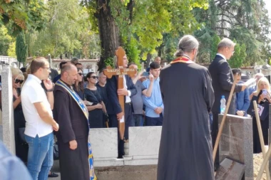 JEDAN DETALJ SA SAHRANE DEN TANE ZAUVEK ĆE OSTATI UPAMĆEN: Ovako nešto se jako retko viđa! (FOTO)