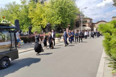 OVO JE 35 GODINA MLAĐA SUPRUGA DEN TANE: Od nje je pre smrti tražio SAMO JEDNU BITNU STVAR! (FOTO)