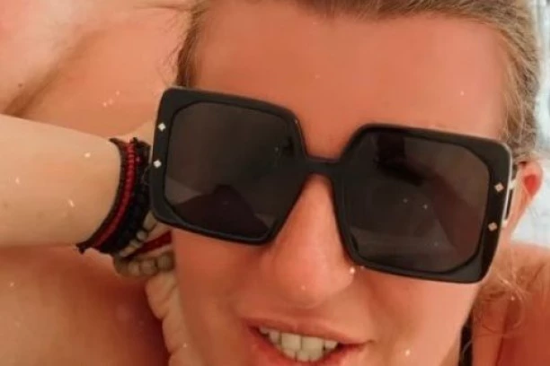 VIKI MILJKOVIĆ SE SNIMALA SA MUŽEM, PRIVATNI VIDEO EKSPLODIRAO U JAVNOST! Intimni trenuci pevačice sa odmora ZAPALILI MREŽE! (VIDEO, GALERIJA)