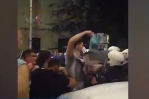 GAĐAO POLICIJU TEČNOŠĆU SPECIFIČNOG MIRISA, PA TVRDI DA JE U PITANJU VODA! Uhapšen blokader nasilnik iz Pančeva ! (VIDEO)