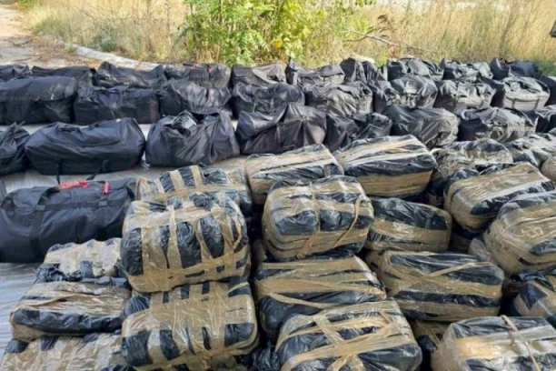 LEGLO NARKOMANIJE: Zemlja na kolenima, marihuana i kokain masovno po džepovima tinejdžera!