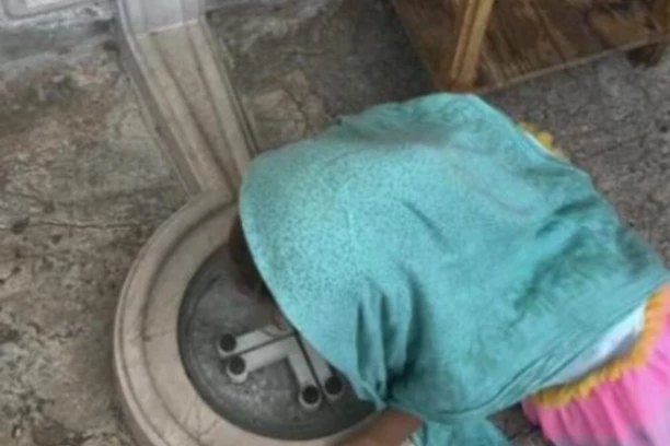 SA ĆERKICOM OTIŠLA U MANASTIR! Naša voditeljka snimljena KAKO RADI OVO, u ovom izdanju je NIKO NE BI PREPOZNAO! (GALERIJA)