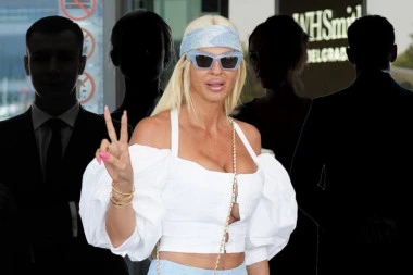 JELENA KARLEUŠA BESNI NA KOLEGE NAKON NAPADA BLOKADERA! Samo je jednog folkera pohvalila: Ostali su mekušci bez kičme! (FOTO)