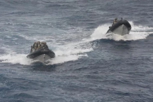 PRAVO U METU! Ovako su američki specijalci RAZNELI brod koji je prevozio narkotike (VIDEO)