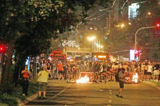 NE MOGU VIŠE DA TRPE! Blokaderi opet pravili haos: Besni građani ih polivali vodom sa terasa - Poslali jasnu poruku (VIDEO)