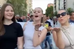 SLIKA IZ BORA OBILAZI SRBIJU! Tri lepotice samo jednim gestom pokazale što im smetaju blokade! (VIDEO)