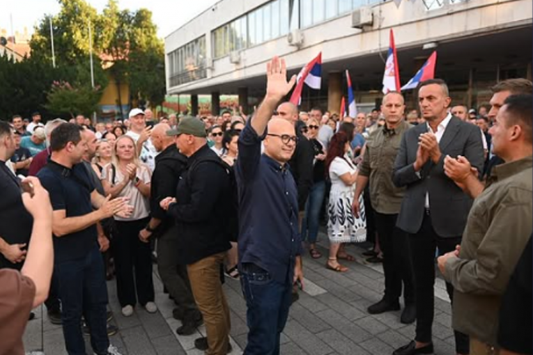 "EVO KAKO IZGLEDA OKUPLJANJE VEĆINSKE I PRISTOJNE SRBIJE!" Vučević bio na skupu u Pančevu! (FOTO)