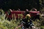 STRAVIČNA SAOBRAĆAJNA NEZGODA! Automobil sleteo u provaliju, pa završio na krovu - NAKON TOGA JE USLEDIO ŠOK!