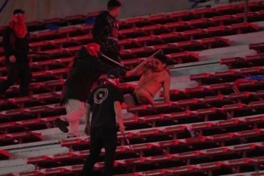 IMA MRTVIH U HAOSU NA STADIONU?! Tribine su gorele, letele flaše, baklje, stolice (VIDEO, UZNEMIRUJUĆ SADRŽAJ)