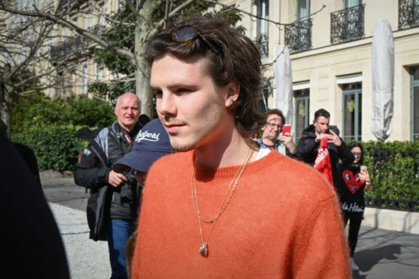 VRELE FOTKE NAJMLAĐEG BEKAMOVOG SINA ŠOKIRALE CEO SVET! Nećete verovati šta mu deset godina starija devojka radi na jahti! (FOTO)