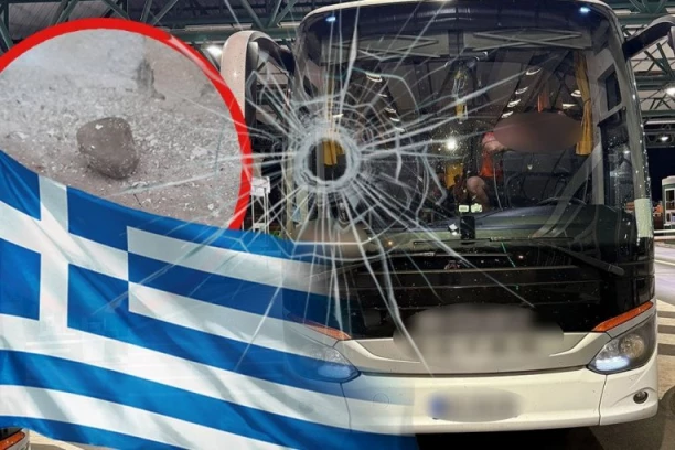 JEZIV SNIMAK NAPADA NA AUTOBUS PUN SRBA U GRČKOJ! Srča i kamenice svuda po vozilu - IMA POVREĐENIH (VIDEO)