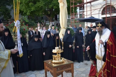 TAJNA VEKOVNE TRADICIJE: Veličanstvena krsna slava i osvećenje grožđa u manastiru Lipovac