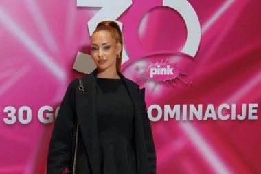 MAMMA MIA! Voditeljka "Elite" se skinula u Italiji - skače pritisak od pogleda na njene OBLINE! (FOTO)